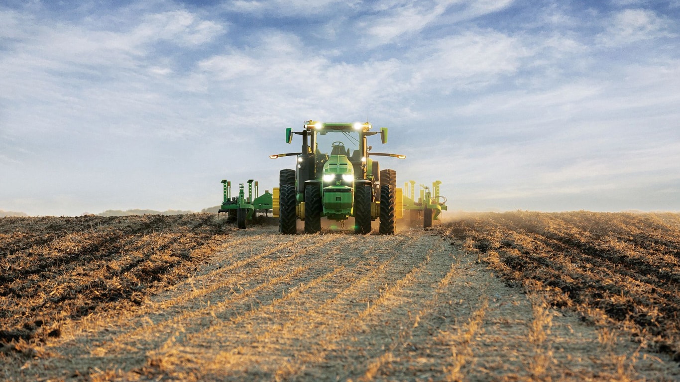 Ettevõtte John Deere isesõitev traktor veab põllul mullaharimisseadmeid.