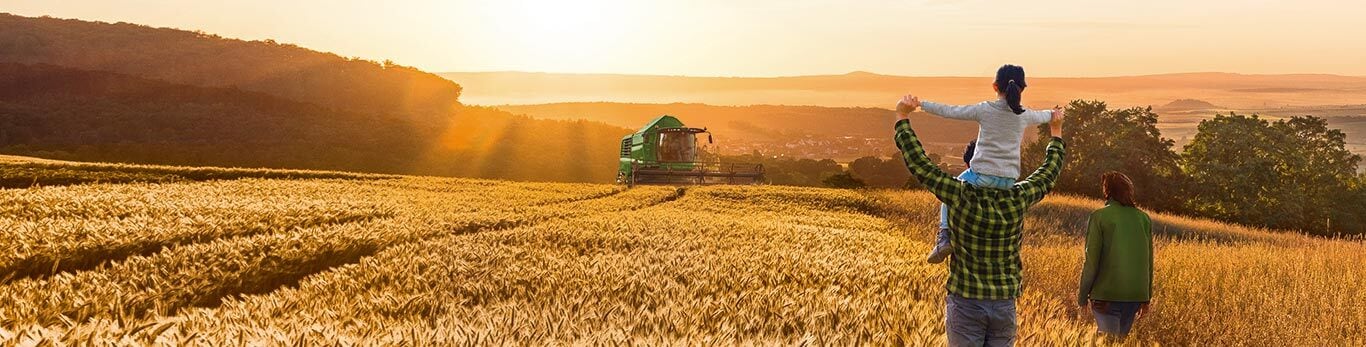 John Deere Financiali meeskond viljapõllul