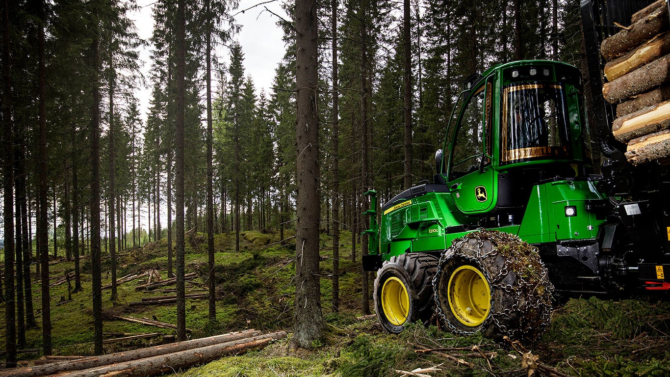 Metsaveotraktor metsas