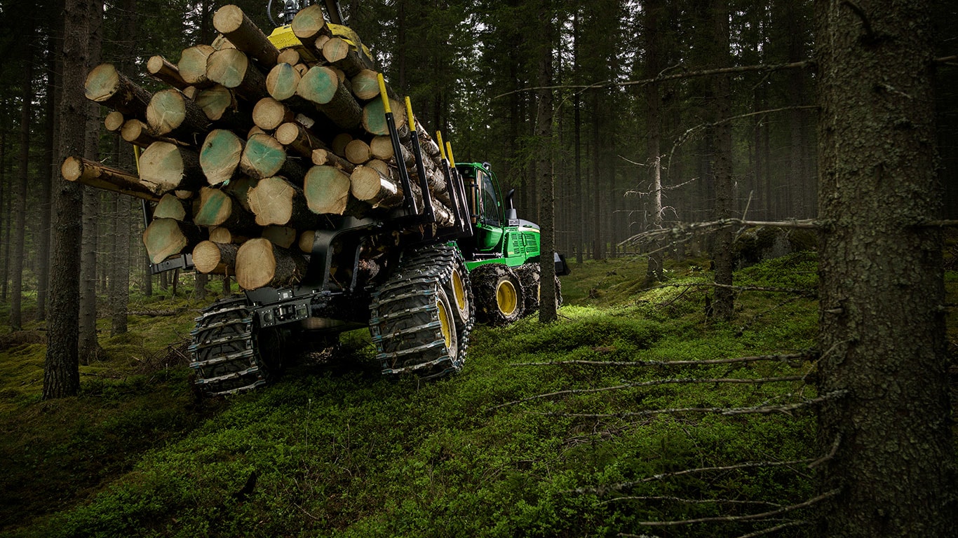 John Deere'i 1510G metsaveotraktor kannab palke metsas