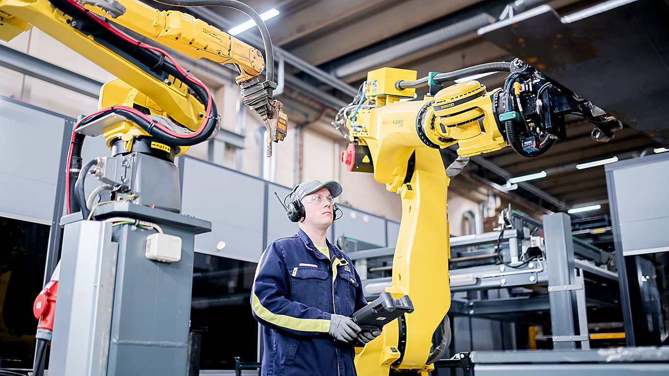 Jarkko Tuononen juhendamas robotit tehases