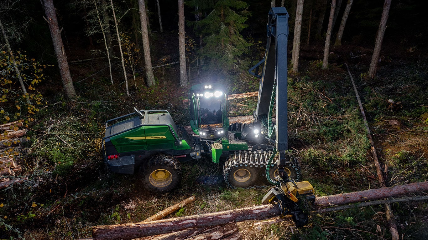 Metsalangetustraktor pimedas metsas