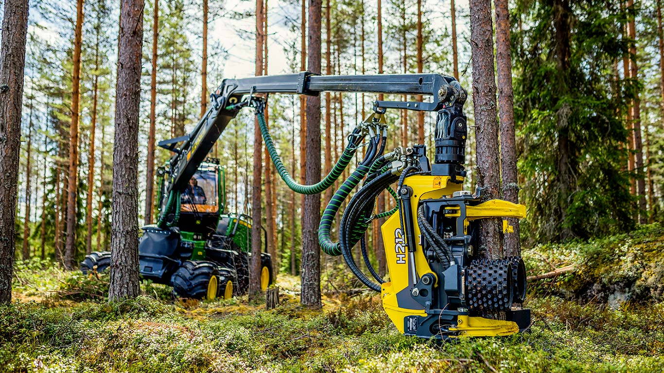 John Deere’i metsalangetustraktor ja puud