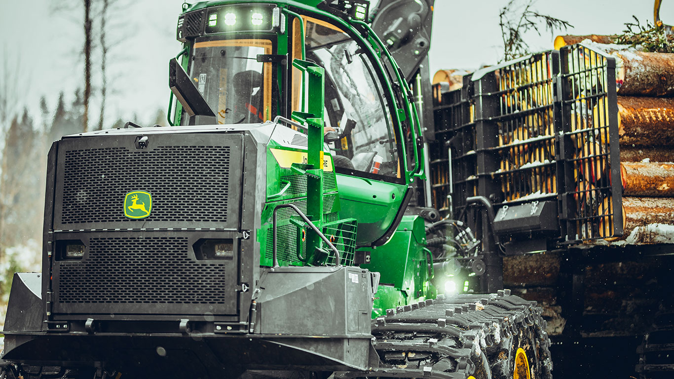 John Deere metsaveotraktor metsas