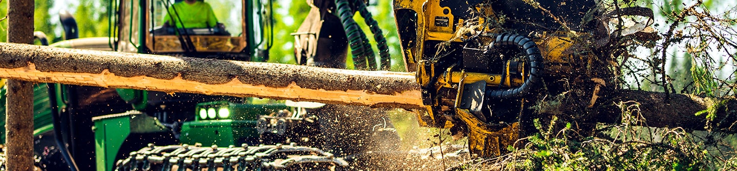 John Deere’i metsalangetustraktor ja metsalangetustraktori pea puuga