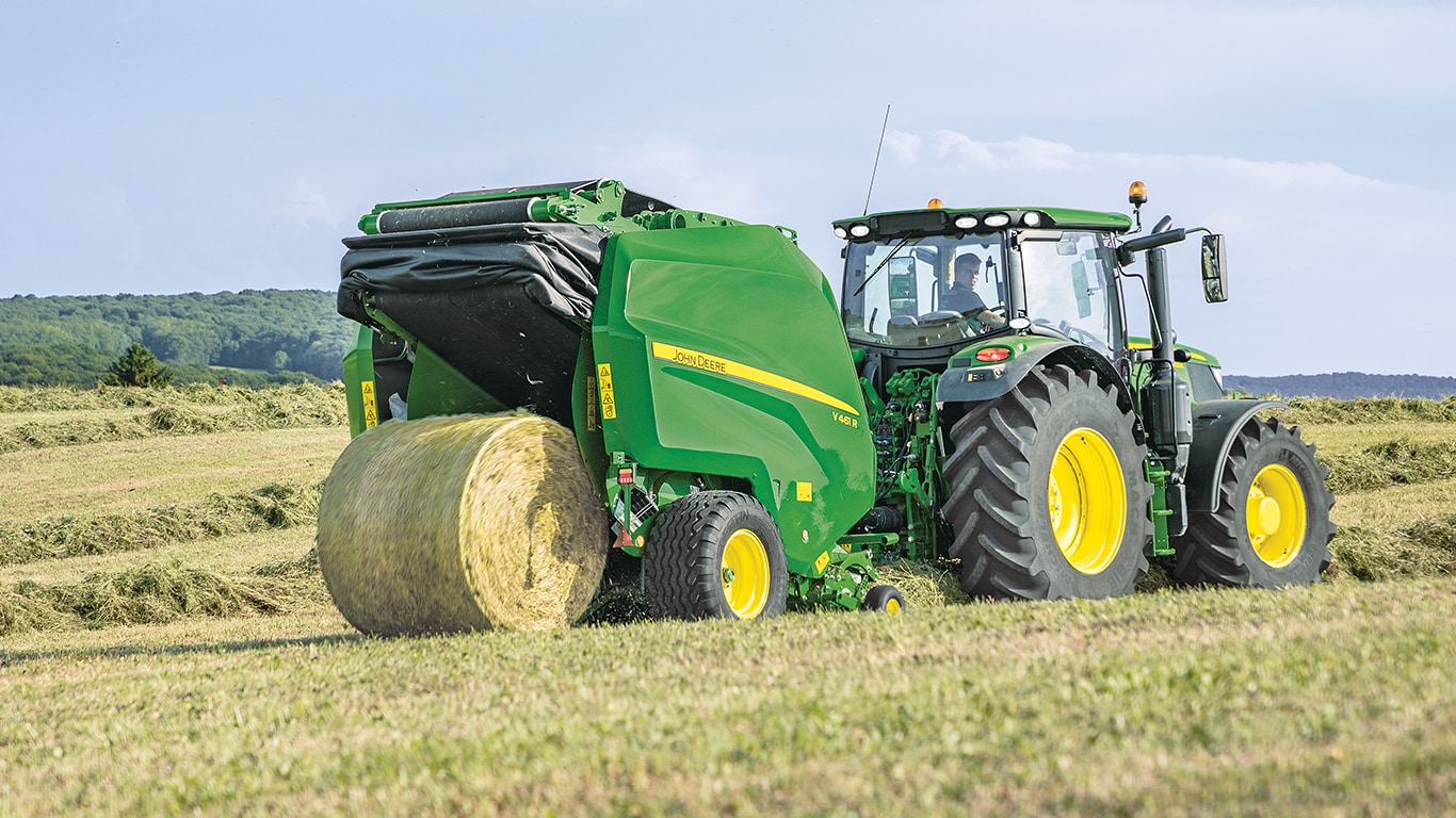 John Deere’i muudetava kambrimahuga rullipress V461R koos traktoriga 6R