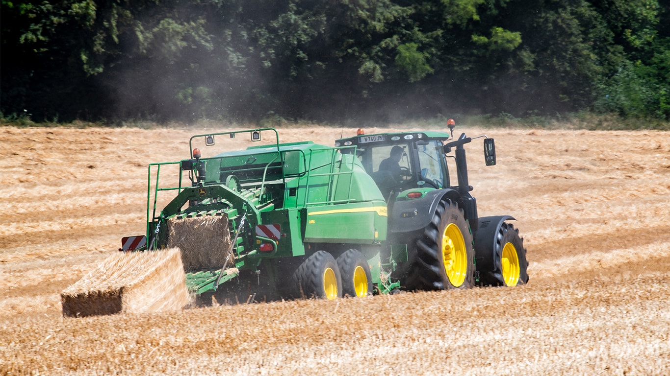 John Deere’i suure kantpaki press L634 koos traktoriga 6R põhus