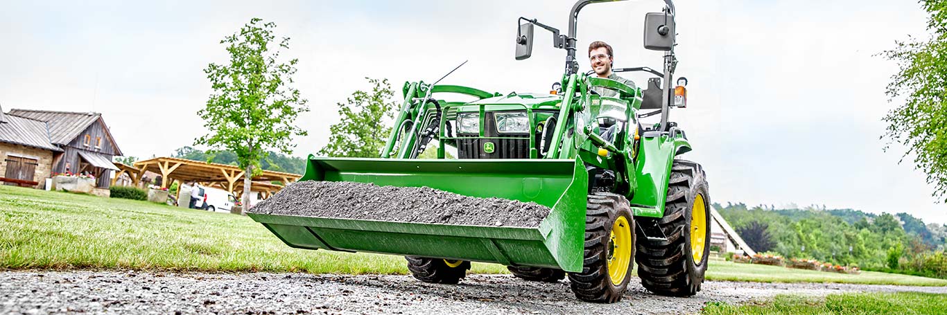 Üldotstarbeline väiketraktor koos laaduriga