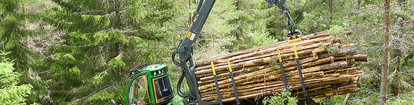 John Deere 1010G veab metsas puitu kokku