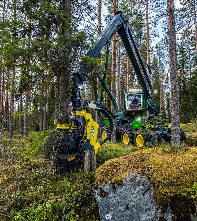 John Deere 1070G ja H212 metsas