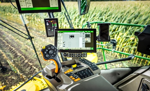 Liikurhekseldi F9 700, mis laeb Joskini haagist, mida veab 6R John Deere traktor