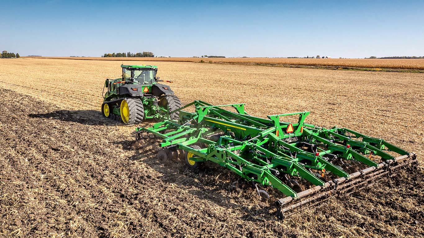 9. seeria traktor l John Deere