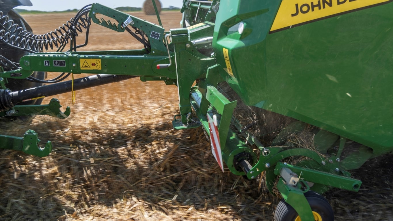John Deere'i suure jõudlusega VR-rullipressi kogur, mis kogub suurt põhuvaalu