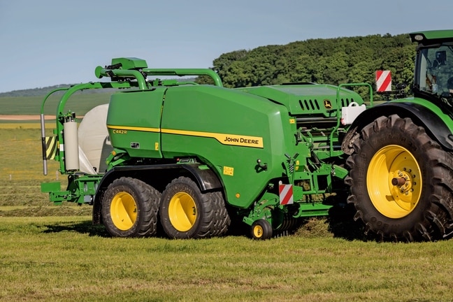 John Deere'i C442R rullipress-kiletaja teeb suure tihedusega silorulle