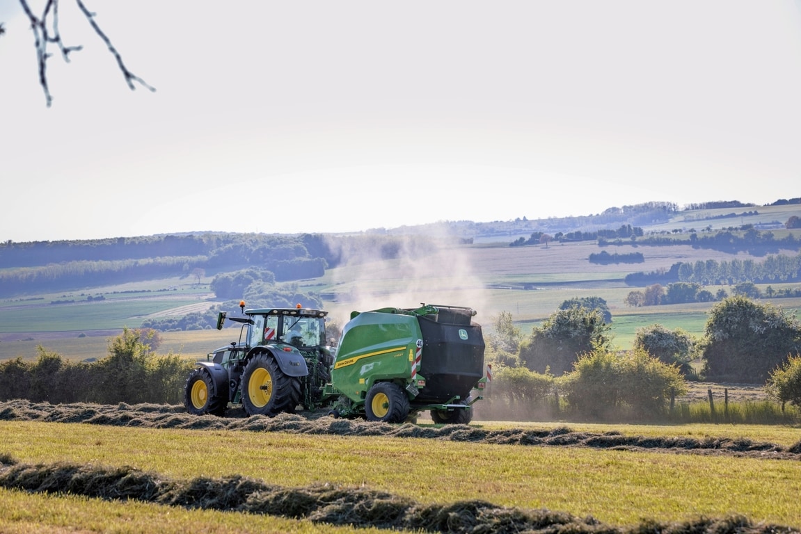 John Deere V462R, mida tõmbab John Deere'i traktor 6R 185 heina pressimiseks
